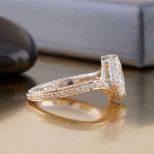 Anillo de Compromiso Solitario con Diamante Cultivado en Laboratorio, Corte Esmeralda de 1.97 CT, Claridad VS1, Pavé, Oro Amarillo y Blanco de 14K - Product Image 2