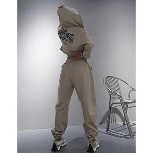 Conjunto Deportivo de 3 Piezas para Mujer OEM, Fabricante de Conjuntos Deportivos Personalizados para Mujer - Product Image 2