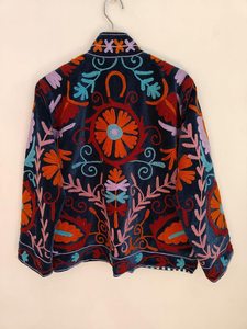 Abrigo de Invierno Bohemio Étnico de Terciopelo Suzani Bordado a Mano con Arte Floral Folclórico para Mujer, Hecho a Mano por Artesanos, de Algodón Indio Transpirable - Product Image 5