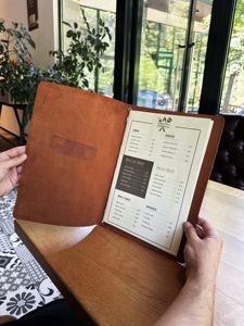 Porta Menús Profesional de Cuero para Restaurante, Cafetería, Libro de Menús Duradero y Recargable LMC-0080 - Product Image 4