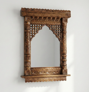 Ce miroir majestueux et imposant, avec un cadre en bois ovale profondément sculpté et pointu, est disponible à prix de gros. - Product Image 4