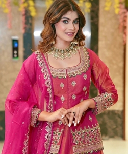 Lehenga Choli de Seda Bordado KV (Rosa) - Traje Tradicional para Fiestas - Product Image 4