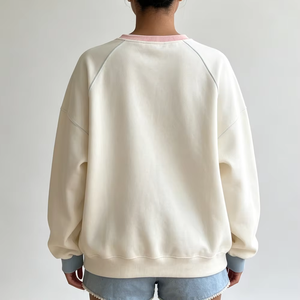 เสื้อฮู้ดดี้ผู้หญิงสีครีมและน้ำเงินแบบคัลเลอร์บล็อก พร้อมโลโก้ปักแบบกำหนดเอง 350 กรัม ชุดเซ็ตพิมพ์ลายสั้น - Product Image 3