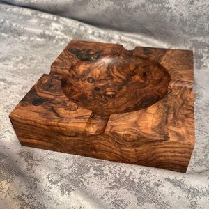 Cendrier de table en bois naturel UO pour salon, balcon et voiture, cendrier en bois au look vintage pour la maison et le bureau, rond, marron chez UO - Product Image 5