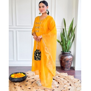 ชุดผ้าคลุมไหล่ผ้าไหมชานเดรีสีเหลืองปักลายสำหรับผู้หญิง พร้อมผ้าคลุมไหล่ผ้าไหมชานเดรีและผ้าไนลอนเรียบแบบเทบบี้ ที่กำลังเป็นที่นิยม - Product Image 1