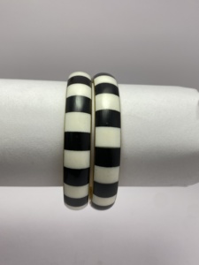 Ensemble de bracelets exquis en bois et laiton, fabriqués à la main, pour les occasions traditionnelles. Dernier produit unique fourni par un fournisseur d'Inde. - Product Image 2