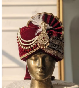 Turban Dulha Pagri en velours bordeaux avec broderies dorées et détails en perles pour tenue de marié, style ethnique indien - Product Image 3
