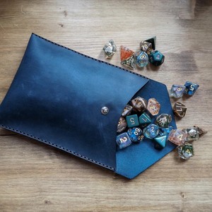 Sac à dés et plateau en cuir PU de luxe fait main personnalisé avec cordon de serrage, pochette de rangement portable pour dés de D&D, écologique - Product Image 5