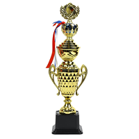 Coupe de trophée de championnat finition or premium avec poignées ornementales, couronne sur le dessus et design décoratif pour les compétitions sportives
