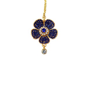 Elegante Maang Tikka con Flores de Pedrería, Piedra Central Verde y Cristal Colgante para Accesorio de Pelo de Boda - Product Image 1