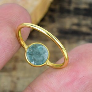 แหวนพลอยมอสไคยาไนต์ทรงกลมขนาด 5 มม. ชุบทอง 18k บนตัวเรือนเงินแท้ 925 - Product Image 2