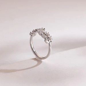 แหวนทองคำขาว 14K ประดับเพชรแล็บโกรว์ทรงใบไม้แบบเปิด - Product Image 3