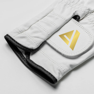 Guante de golf transpirable AI-270 blanco con diseño de logotipo dorado, ajuste universal para hombres y niños - Product Image 2