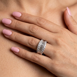 Bague d'anniversaire large à trois rangs en or blanc massif 18 carats avec diamants baguette naturels et diamants ronds taille brillant, sertis pavé en canal - Product Image 4