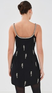 Robes mini pour femmes, conçues pour des looks quotidiens élégants, avec une touche féminine, une coupe ajustée et une confiance dans la mode contemporaine. - Product Image 4