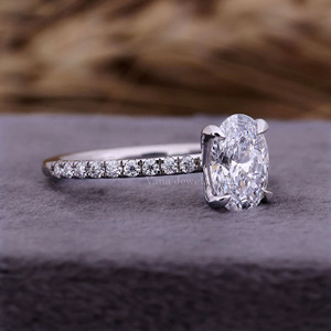 Anillo de compromiso de diamante cultivado en laboratorio de oro blanco de 10K, anillo de propuesta de boda de diamante de corte ovalado para mujer, estilo de conjunto de punta de garra y pavé - Product Image 3