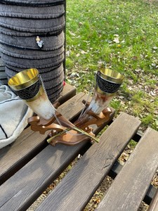 Viking Horn Beer Mugs With Wooden <b>Stand</b> And Decorative Sword Holder Floral Pattern Gold Plated Vintage Style For Party Adult Use - Product Image 3