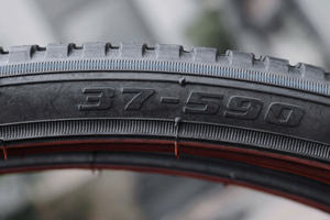 Neumático Plegable KUMA KB202B de Caucho Natural Resistente 4PR con Patrón de Bloques Negros para Bicicletas de Montaña y Plegables, Uso Urbano - Product Image 6