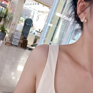 Boucles d'oreilles en perles pour femmes, style rétro français simple et vintage, fleur d'iris blanche à effet huileux, polyvalentes et uniques, petites boucles d'oreilles - Product Image 4