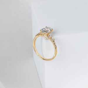 แหวนหมั้นเพชรทรงรี 1 กะรัต ดีไซน์มินิมอล ทองคำขาว 14K รับรองโดย IGI แบบฝังหนามเตย สำหรับผู้หญิง - Product Image 5