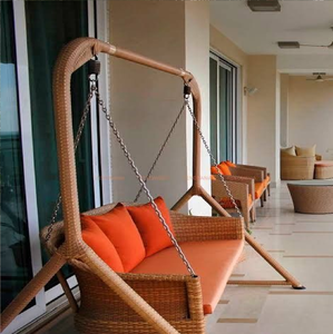 Balançoire de véranda en osier pour l'extérieur avec coussin et oreillers orange vif, disponible à prix de gros. - Product Image 1