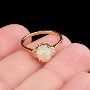 แหวนเงินแท้ 925 ชุบทองคำขาว ประดับโอปอลไฟร์รูปไข่ธรรมชาติและเพชร CZ จาก Memoria Jewels ขายส่ง - Product Image 4