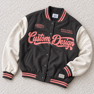 Chaqueta de Béisbol con Tipografía Estilo Urbano, Unisex, Bordado Frontal, Letras Impresas, Etiqueta Personalizada, Mangas en Contraste, Botones a Presión, Venta al Por Mayor - Product Image 2