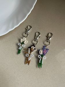 Magnifique porte-clés brodé de perles avec détails faits à la main pour la décoration de sacs et de clés - Product Image 6