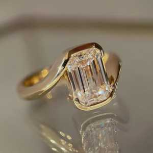 แหวนเพชรทรงเอเมอรัลด์ 3.02 กะรัต ดีไซน์ไขว้ สำหรับผู้หญิง ทองคำ 14K สีเหลือง ของขวัญขอแต่งงานสำหรับแฟนสาว - Product Image 2