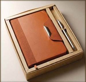 Set de Regalo de Cuaderno de Cuero Marrón y Bolígrafo Plateado en Caja de Cartón Kraft - Product Image 1
