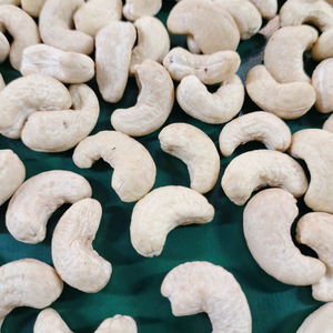 พร้อมจัดส่งเมล็ดแคชูแบบเม็ดเปลือกบาง จำนวนมาก ระยะเวลาจัดส่งสั้น แคชูนัท SANTIGO - Product Image 1