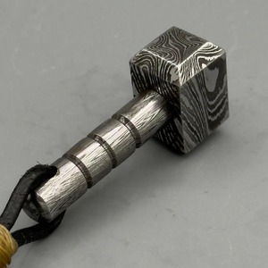 Porte-clés artisanal classique en acier Damas écologique, style marteau Mjolnir, breloque industrielle de style exécutif - Product Image 6
