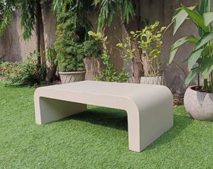 Table basse moderne en résine, design minimaliste, meuble de salon durable, couleur beige clair - Product Image 4