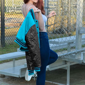 Blouson Bomber Femme Style Universitaire Bleu Clair avec Lettres Noires, Manches en Similicuir, Vêtement d'extérieur Décontracté Tendance pour Femmes - Product Image 4