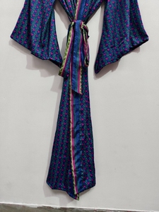Robe kimono de luxe en soie patchwork, cache-maillot de bain, tenue de nuit, longue robe, kimono indien vintage fait main en soie de sari recyclée - Product Image 4