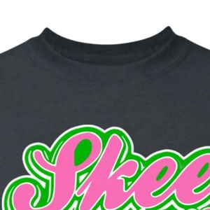 T-shirt décontracté pour femme en coton, gris anthracite, à manches courtes et col rond, avec emblème brodé rose et vert sur la poitrine - Product Image 5