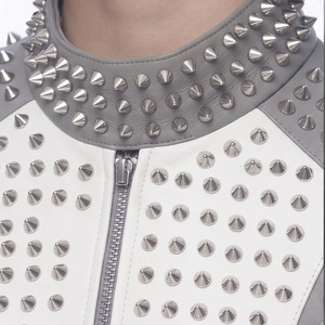 เสื้อแจ็คเก็ตหนังผู้หญิงประดับหมุด  คอตั้ง  ซิปหนัง - Product Image 4