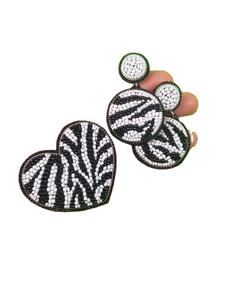 ต่างหูแฟชั่นทำมือประดับลูกปัด ต่างหูห้อยระย้าขนาดใหญ่ ดีไซน์โดดเด่นสำหรับผู้หญิง ราคาดีที่สุดจากอินเดีย - Product Image 2