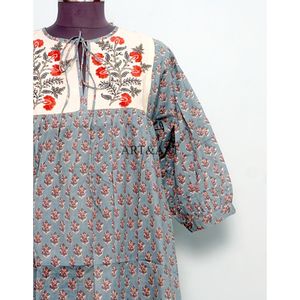 Robe d'été moderne en coton tricoté pour femme, coupe trapèze, col en V, bretelles ajustables à pompons, confortable, respirante, imprimé floral, naturel - Product Image 2