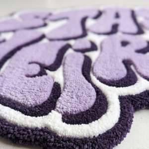 Alfombra Antideslizante de Lana Hecha a Mano con Tipografía Moderna 'Stay Weird', Diseño de Letras Burbuja en Lavanda Púrpura, Alfombra Decorativa para Dormitorio - Product Image 5