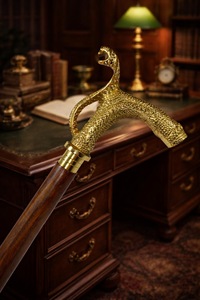 Bâtons de marche rustiques modernes en bois naturel écologique avec poignée en laiton poli, idéaux pour les cadeaux - Product Image 2