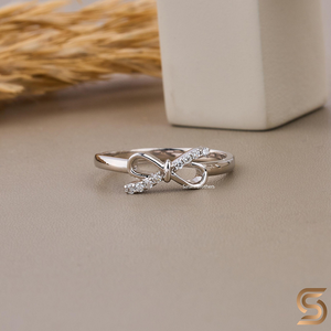 Bague en or blanc 18 carats avec nœud délicat, minimaliste et élégante, sertie de moissanite, empilable, pour tous les jours - Product Image 2