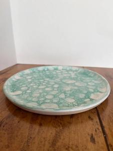 Assiette à dîner en céramique à motif marbré aquatique, finition artistique à glaçure bulle, surface lisse, parfaite pour une présentation de table chic et moderne - Product Image 4