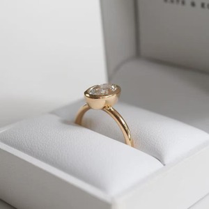 Anillo de Diamante Cultivado en Laboratorio con Corte Ovalado y Diseño Elegante, Engaste en Oro Amarillo de 14K con Diamante Certificado por IGI para Mujer - Product Image 4