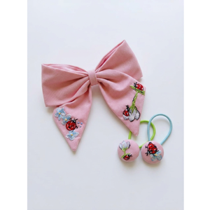 Elegante Juego de Lazos para el Cabello de Niñas con Tela Bordada Rosa y Diseño Floral de Mariquita, Lazos para el Cabello para Niñas - Product Image 1