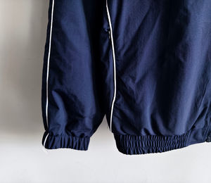 Conjunto Deportivo Personalizado de Invierno con Parches y Rayas, Chaqueta con Capucha y Cordón Ajustable, Pantalones de Felpa de Poliéster y Algodón para Hombre - Product Image 6