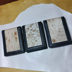Portefeuille en cuir de vachette véritable pour homme, fait main, motif naturel, élégant et durable. - Product Image 1