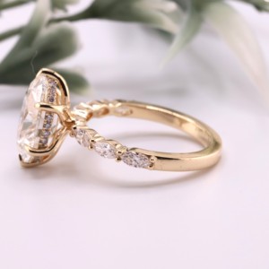 Bague de fiançailles vintage ovale en diamant de laboratoire, or jaune, six griffes, motif lotus, halo caché, bande marquise, solitaire, joaillerie fine - Product Image 5
