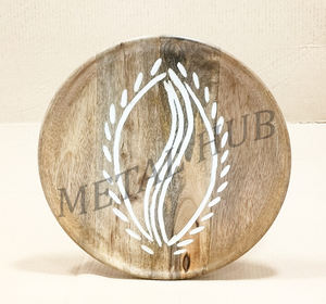 Assiette de table ronde avec motif botanique gravé blanc, texture bois, pour service décoratif - Product Image 3