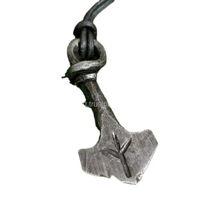 Colgante de hacha de hierro forjado hecho a mano, collar de cadena con colgante de runa de acero inoxidable gótico de Rfcrafts para traje de fiesta cristiana - Product Image 1